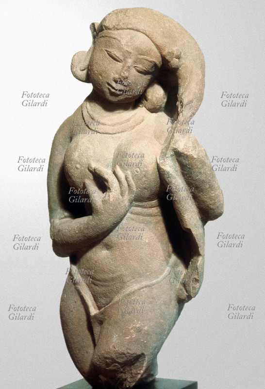 INDIA scultura raffigurante un Apsaras, figura femminile le quali gesta rappresentano l\