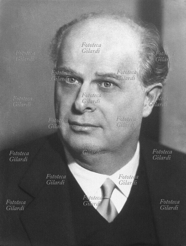 Adriano OLIVETTI (11 aprile 1901 – 27 febbraio 1960), imprenditore, ingegnere e politico italiano. Secondo il suo originale ed innovativo progetto di organizzazione aziendale, i proventi dell\