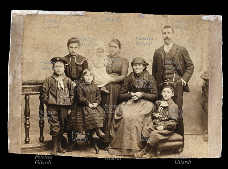 FAMIGLIA Gruppo di famiglia matriarcale. L\