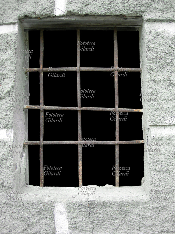 ARCHITETTURA Finestra con sbarre in ferro. Fotografia Patrizia Piccini, 2008