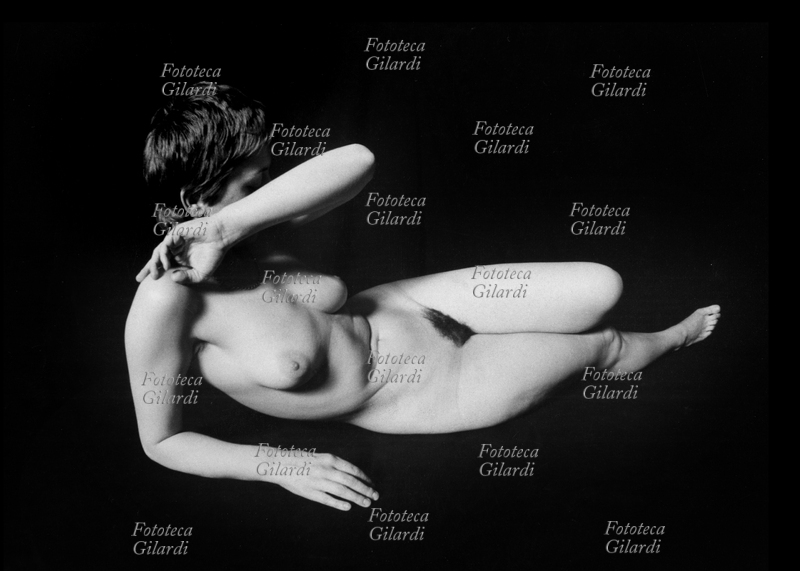 GILARDI - nudo femminile anamorfizzato - autoscatto - Scansione da stampa vintage 18x24, ideazione del procedimento e realizzazione dell\