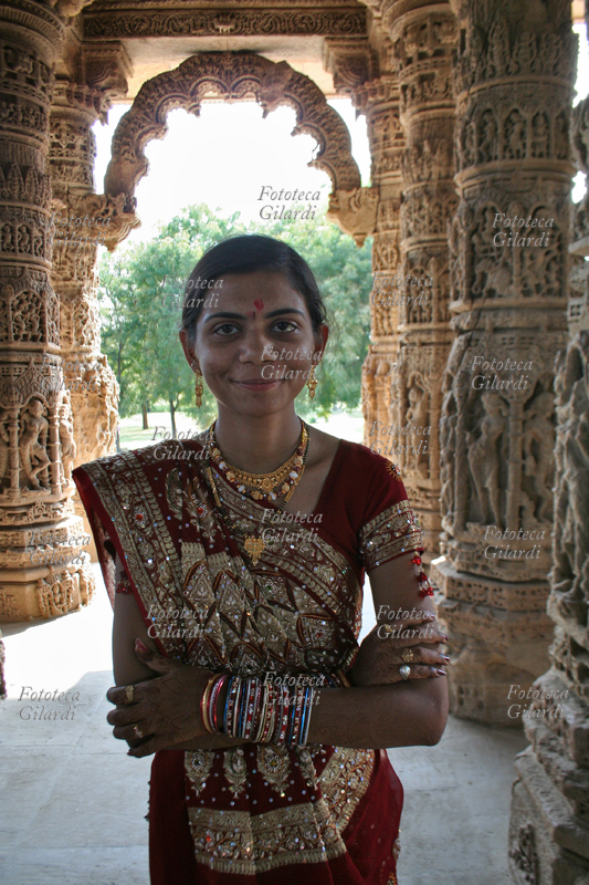 INDIA Giovane sposa nel Sabhamandapa, padiglione delle assemblee del Tempio del Sole Lo splendido Sun Temple (Tempio del Sole), a Modhera in Gujarat, fu costruito da re Bhimdev I nel XI secolo. Fu progettato in modo che durante gli equinozi il sole all\