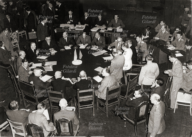 CONFERENZA DI POTSDAM Le grandi potenze mondiali alla conferenza indetta per regolare le questioni territoriali in attesa dei Trattati di Pace con la Germania. Presiede Truman, Attlee e Bevin al centro, Stalin in divisa bianca. Usa, Urss, Gran Bretagna e Francia riuniti intorno al tavolo delle trattative. Berlino, 17 Luglio - 2 Agosto 1945