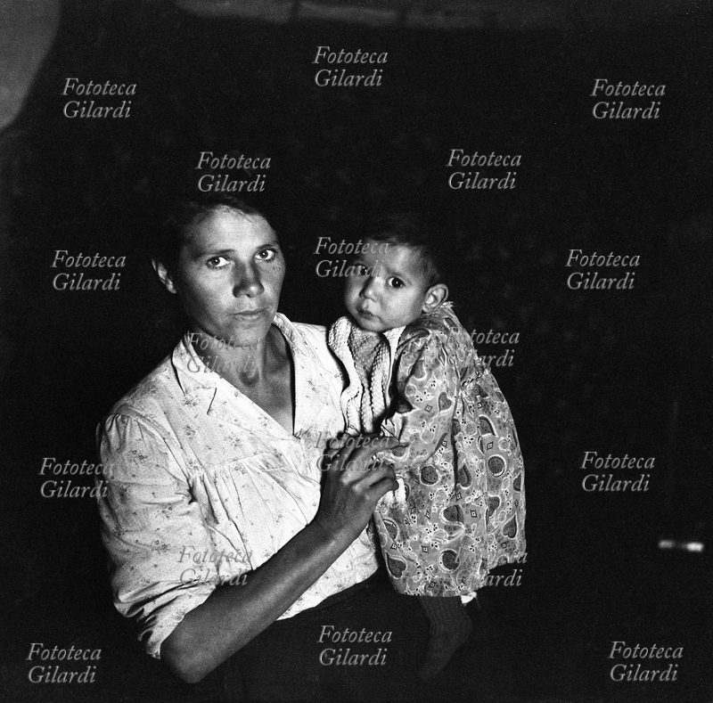 CASTELSARACENO Madre con bambino ritratta nella suggestiva semioscurità della casa di un (una) maciaro(a). Immagine raccolta nel corso dell\