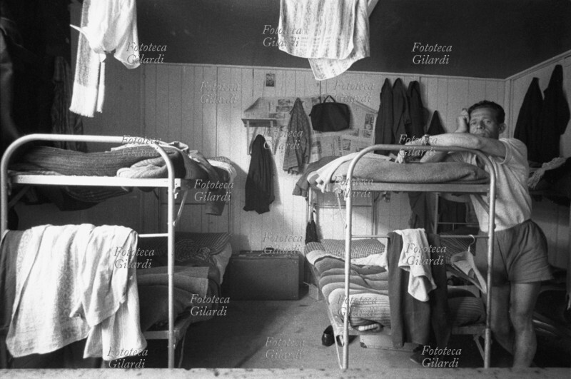GERMANIA Emigrati italiani: interno di una abitazione a più letti per scapoli, o comunque per lavoratori senza la famiglia al seguito. Fotografia di Ando Gilardi (1921 - 2012) #andogilardi. Germania, 1960.