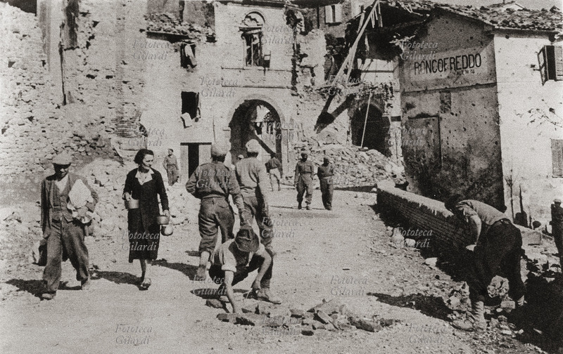 II GUERRA MONDIALE Roncofreddo: gli abitanti nel paese semidistrutto dai bombardamenti. Italia 15 ottobre 1944
