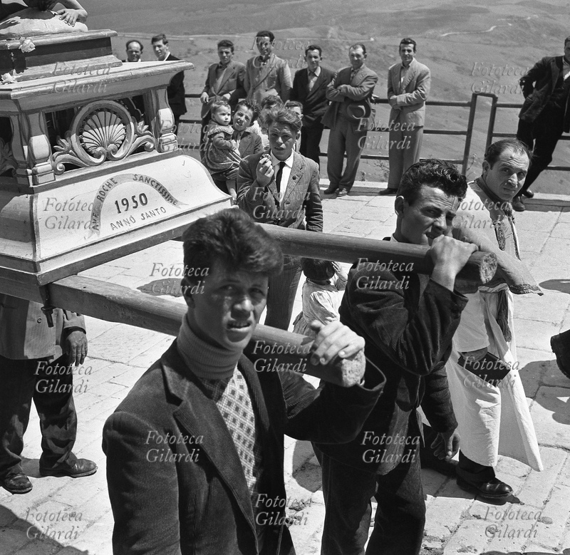 PROCESSIONE religiosa ad Albano di Lucania, i giovani che hanno l\