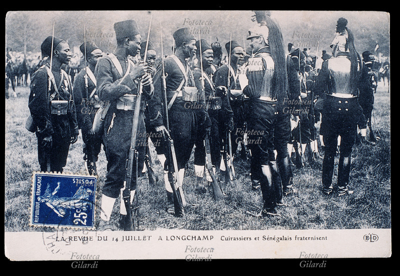 COLONIALISMO durante la parata del 14 luglio, soldati senegalesi fraternizzano con corazzieri francesi. Parigi, 1908