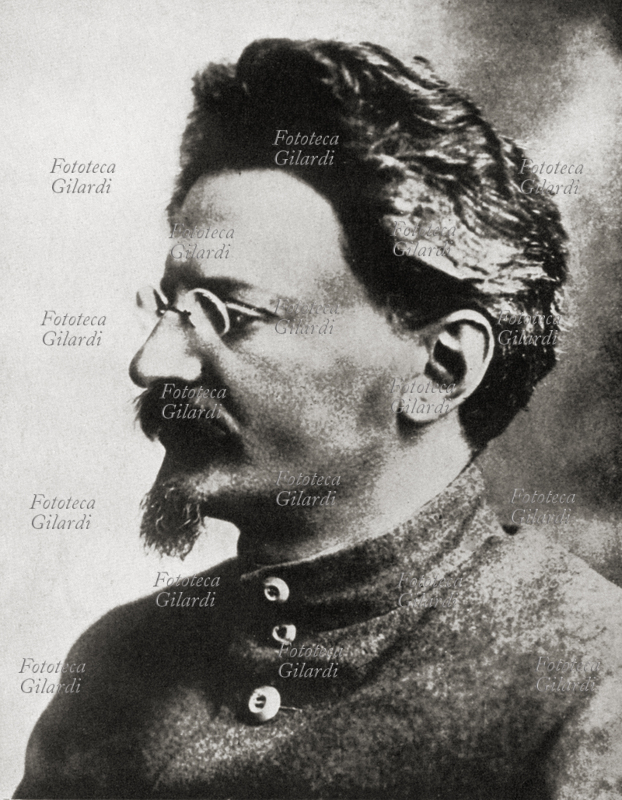 Lev Davidovic TROTZKY (1879-1940) Uomo politico russo, tra i maggiori esponenti del bolscevismo. Ritratto fotografico in primo piano, 1920 circa
