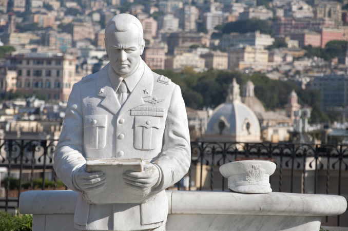 GIORGIO PARODI SULLO SFONDO DELLA SUA GENOVA