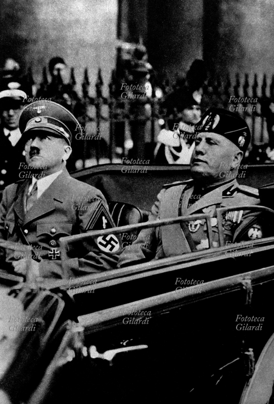 FASCISMO Visita di Hitler a Roma, nella foto insieme a Mussolini, poco prima della dichiarazione di guerra, Da pubblicazione di propaganda dell\