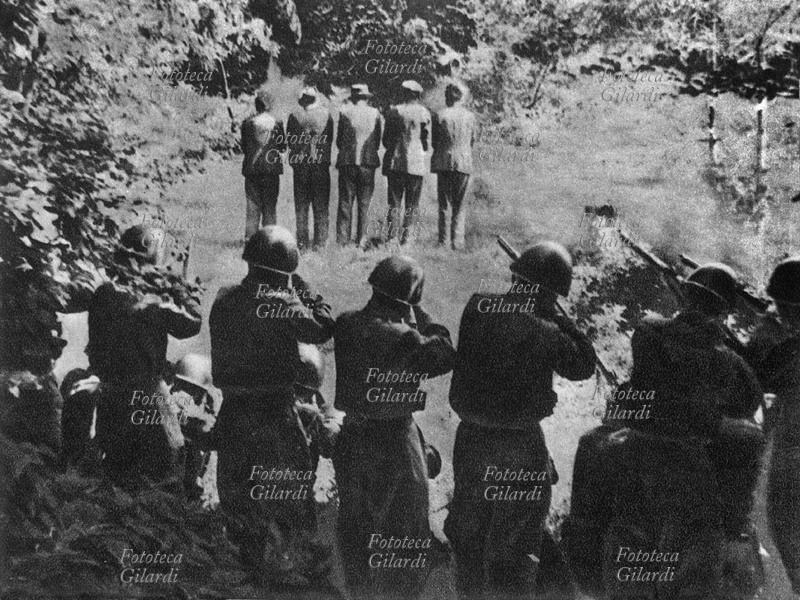 II GUERRA MONDIALE Gli italiani fucilano cinque abitanti del villaggio di Dane, nella valle di Loz, presi come ostaggio. Krizna, Jugoslavia, 12 luglio 1942