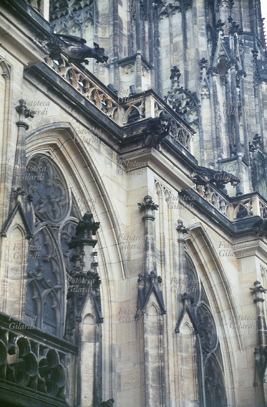 ARCHITETTURA GOTICA scorcio della Cattedrale di San Vito a Praga iniziata a costruire dal 1344 e proseguita nei secoli dagli architetti Matyas di Arras (1290-1352) e Petr Parler (1323-1399). La cattedrale fu iniziata in stile gotico e terminata in stile rinascimentale e barocco. Dettaglio delle decorazioni gotiche della parte laterale destra. Fotografia, Praga 1995