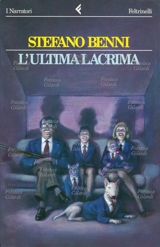 Stefano BENNI (August 12, 1947 - September 9, 2025) was an Italian writer, comedian, journalist, screenwriter, poet, and playwright. A family consisting of a father, mother, and two sons, all grotesquely dressed in the same blue jacket and red tie (including their cat and dog), sits composedly on the sofa in the glare of the television, the same unnatural smile plastered on their faces; the father holds a repeating rifle. Cover illustrated by Giovanni Mulazzani (1941 - 2011) for the novel "L\