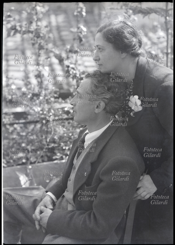 Ghitta CARELL (1899 - 1972) Autoritratto della fotografa con lo scultore Corrado Vigni (1888 - 1956), ambedue di profilo. Scansione diretta lastra - versione in positivo ottenuta con inversione toni. Roma, Piazza del Popolo, 1940 circa