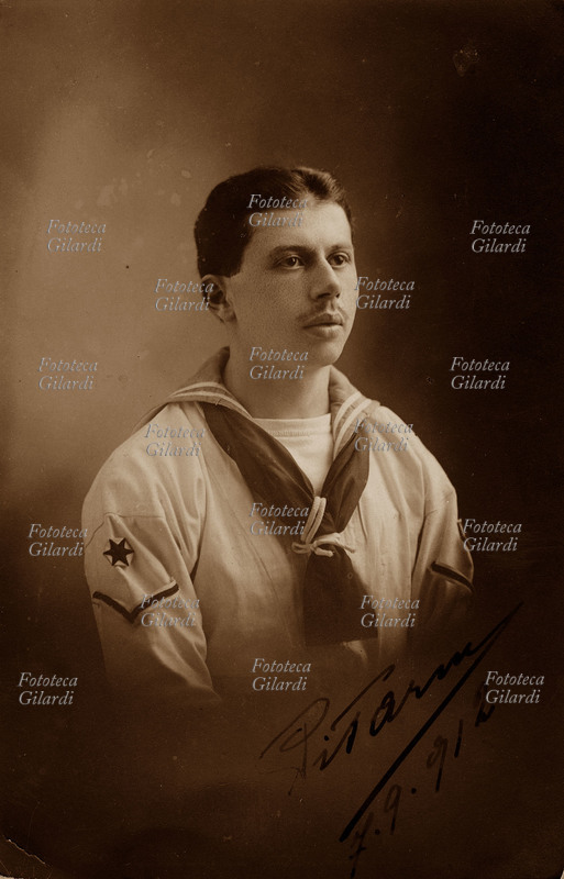 PRIMA GUERRA MONDIALE militare della marina italiana in divisa, ritratto a mezzo busto. Milano, settembre 1917.