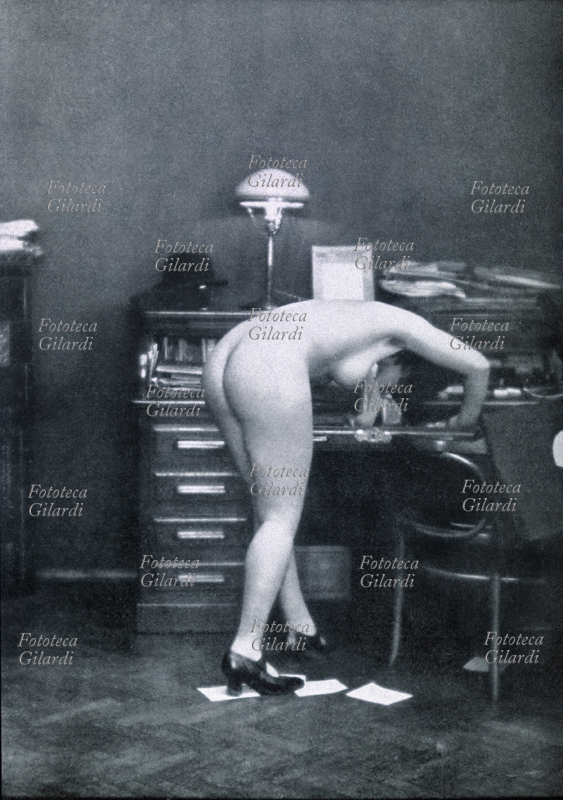 EROS la segretaria provocante: completamente nuda, ma con le scarpe l\