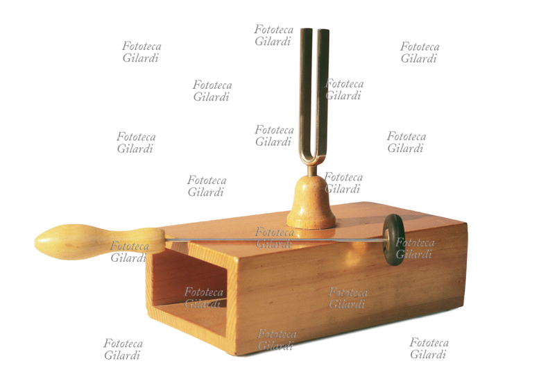 MUSICA Diapason con cassa di risonanza. Le lamelle vengono percosse con il martelletto ed emettono la nota LA, 440 Hrz la cassa di risonanza serve ad amplificarne il suono, fotografia di Elena Piccini 1999