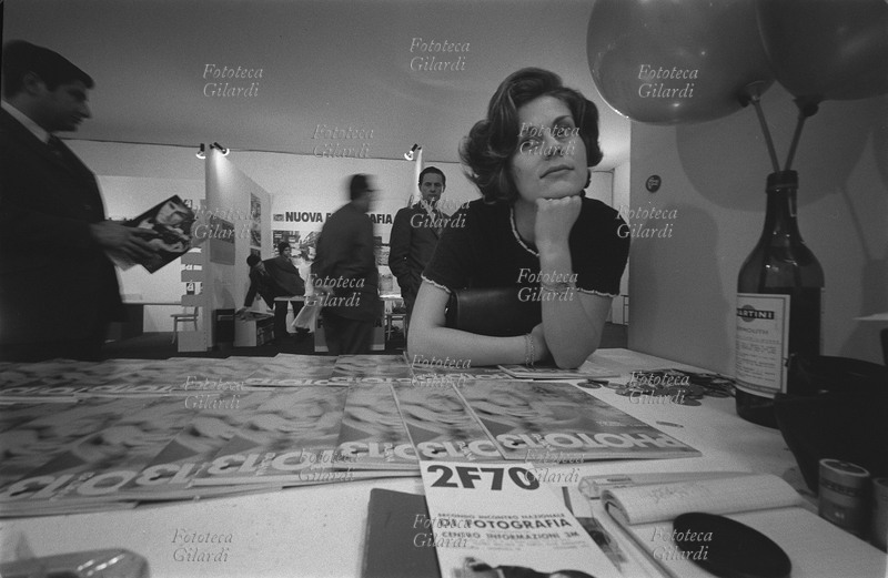 STORIA DELLA FOTOGRAFIA Milano, Sicof (Salone Internazionale Cine Fotottica) Sezione Culturale: Matilde Gasparini allo stand della rivista Photo 13 diretta da Ando Gilardi. Milano, Fiera Campionaria 1970