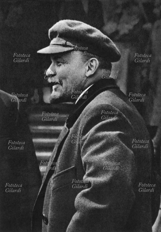 Vladimir Ilic LENIN (1870-1924) alla parata degli allievi del corso di istruzione militare. Mosca, 25 maggio 1919