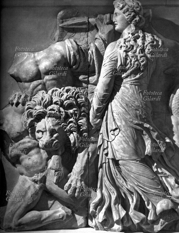 DEA COMBATTENTE dettaglio della Gigantomachia del Grande Altare di Pergamo (fregio nord), raffigurante il combattimento tra la divina Ceto accompagnata da un leone e un gigante alato. Scultura, II secolo a.C.