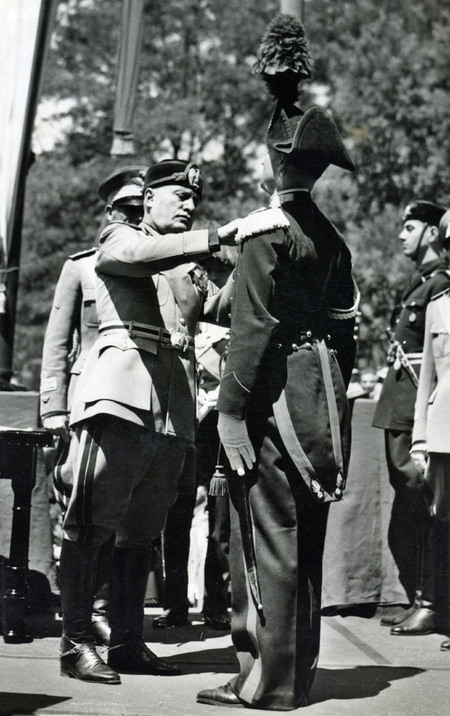 MUSSOLINI ASSEGNA MEDAGLIA AL VALORE