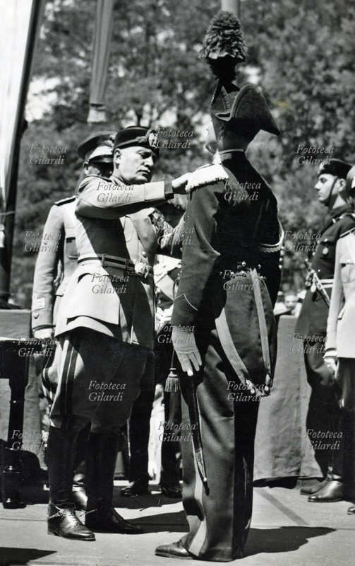 Benito MUSSOLINI (1883-1945) Roma, in occasione del 130° anniversario della Arma dei Carabinieri il duce nella Piazza Risorgimento passa in rivista i fedelissimi e assegna le ricompense al valore. Roma, 1944