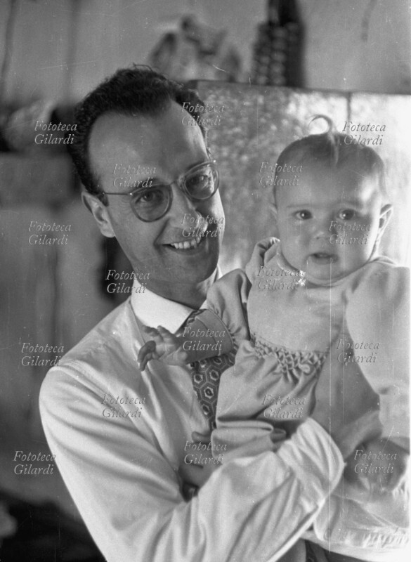 Mario PITZURRA (26 marzo 1916 - 1998), medico igienista, con la neonata nipote dello \