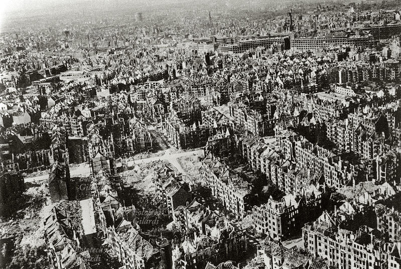 II GUERRA MONDIALE veduta della città di Hannover bombardata, vista dall\