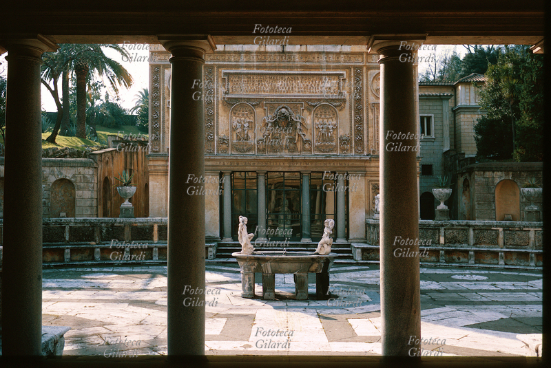 Pirro LIGORIO (1510-1583) architetto, Cortile interno con fontana della Casina di Pio IV (1559-1562) sede della Pontificia Accademia delle Scienze. Fotografia, Città del Vaticano 1966