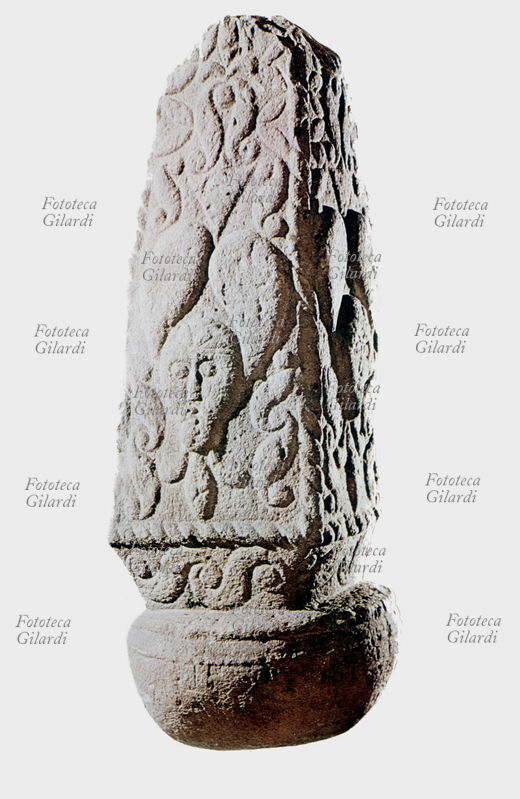 CELTI Stele a piramide in arenaria, III secolo a. C. da Pfabjfeld in Renania.