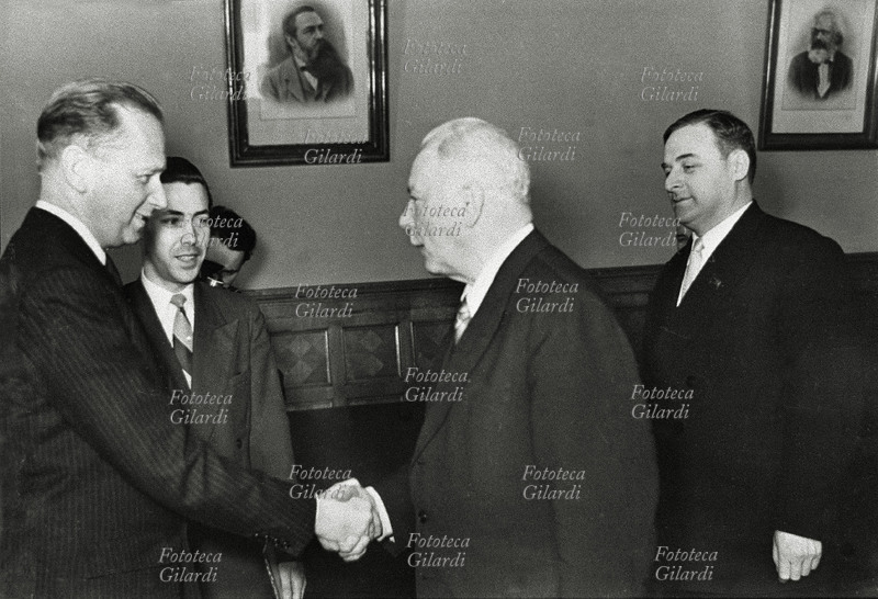 URSS Kliment Efremovic Voroshilov (4 febbraio 1881 – 2 dicembre 1969), presidente del Presidium del Soviet Supremo, si incontra con Dag Hammarskjold (29 luglio 1905 – 18 settembre 1961), segretario generale dell\