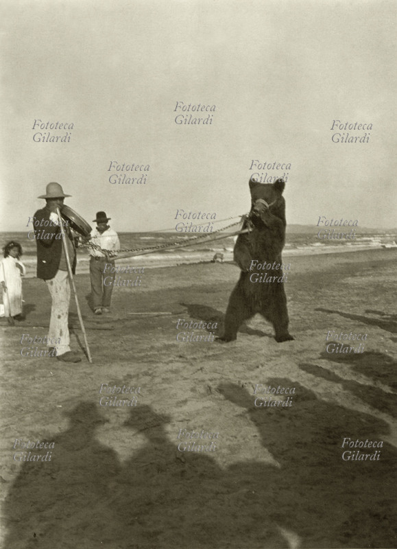 MESTIERI Girovago con orso slavo, di passaggio sulla spiaggia a Riccione. L\