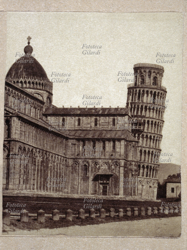 PISA veduta della Cattedrale di Santa Maria Assunta (XI-XII sec.) e della torre pendente (campanile, XII-XIV sec.). Nella fotografia appaiono evidenti i ponteggi sulla torre che testimoniano un restauro in corso. Italia, 1860 circa,