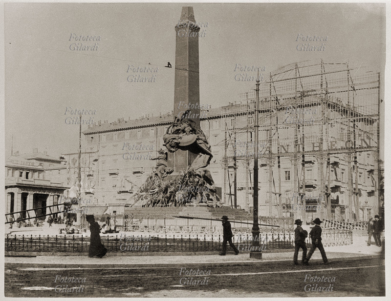 MILANO Piazza Cinque Giornate, con il monumento ai Caduti delle Cinque Giornate opera dello scultore Giuseppe Grandi, (1843-1894) sorto sul luogo del più aspro e decisivo dei combattimenti effettuato per liberare la città dagli invasori austriaci. Il 22 marzo, l\