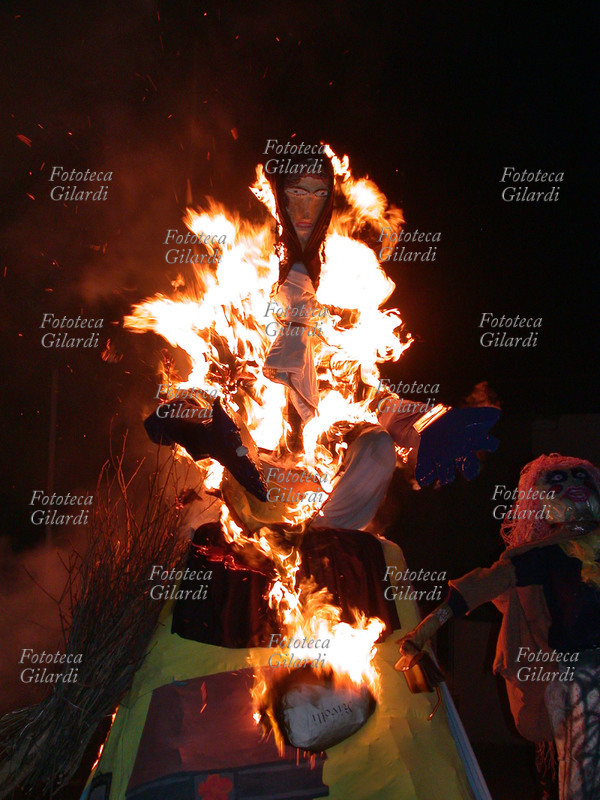 ROGO della VECCHIA tradizionale falò invernale in un paese della bassa bresciana (Berlingo). La Vecchia: zobia, zobiana. gioeubia, giobbia, gioebia, giobbiana, giubbiana, gibiana nella tradizione popolare è sempre stato sinonimo di strega: la strega dell\