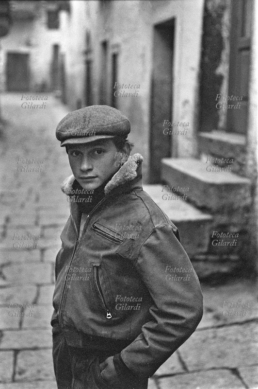 ITALIA Venosa. Fratello di Rocco Girasole nei pressi della loro abitazione. Fotografia di Ando Gilardi (1921-2012) #andogilardi, parte di un ampio servizio realizzato per \