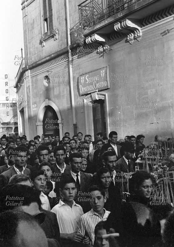 SAN DONACI Il corteo funebre delle vittime dell\