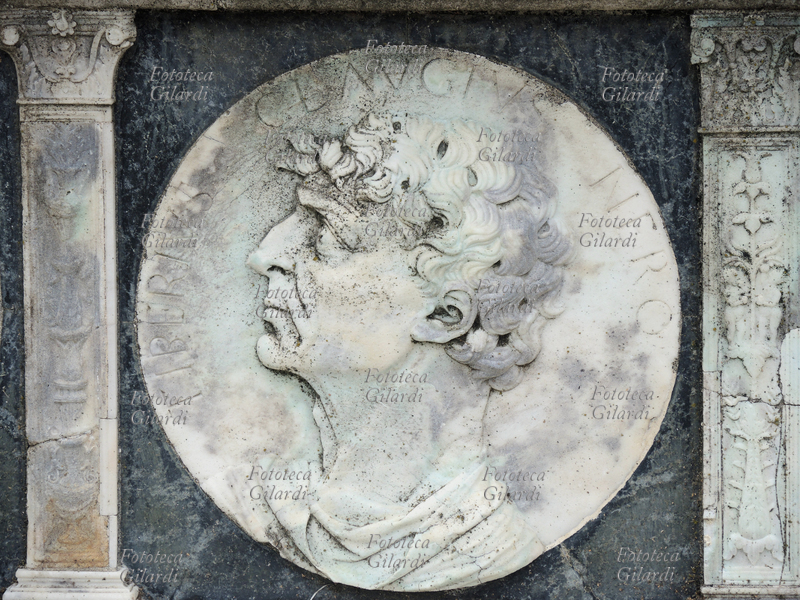 TIBERIO Claudio Nerone (85 a.C. circa - 33 a.C.), politico e militare romano, padre del secondo imperatore romano, Tiberio, e antenato degli imperatori Caligola e Nerone. "Tiberius Claugius Nero", decorazione in bassorilievo dalla fascia in cui sono raffigurati personaggi celebri dell\
