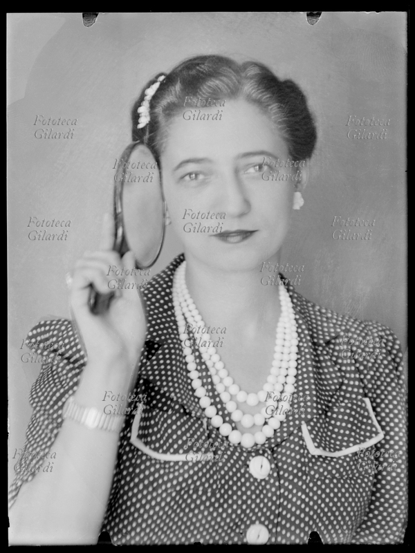 Ghitta CARELL (20 settembre 1899 – 18 gennaio 1972). Fotografa ungherese naturalizzata italiana, nata a Szatmar da genitori israeliti, si trasferì giovanissima a Firenze (1924) dove iniziò la professione di fotografa. Successivamente, a Roma, fu la fotografa ufficiale dei reali d\