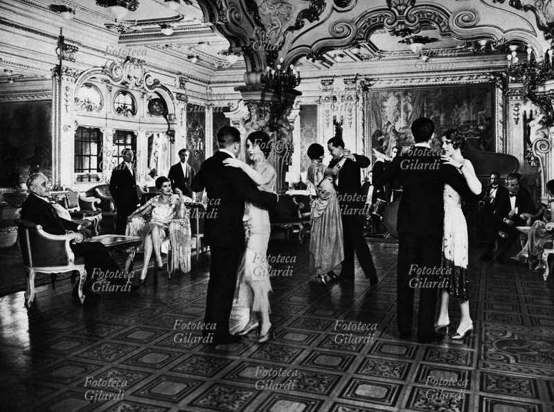 DANZA Coppie nella sala da ballo del transatlantico Saturnia, della Cosulich Società Triestina di Navigazione di Trieste, in servizio dal 17 settembre 1927