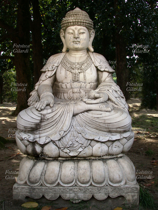 BUDDA in meditazione. Statua in marmo, parco del Castello di Belgioioso (Pavia), XVIII secolo.