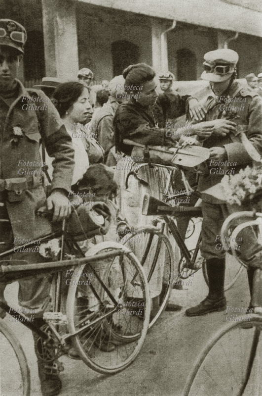 I GM ITALIA Il fiore della madre: partenza di volontari ciclisti da Roma. La madre assiste il soldato fino all\