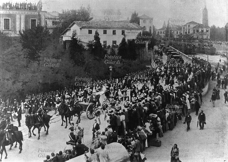 UMBERTO I di Savoia. Monza, il corteo del funerale del re, ucciso da Gaetano Bresci, il 29 luglio 1900.