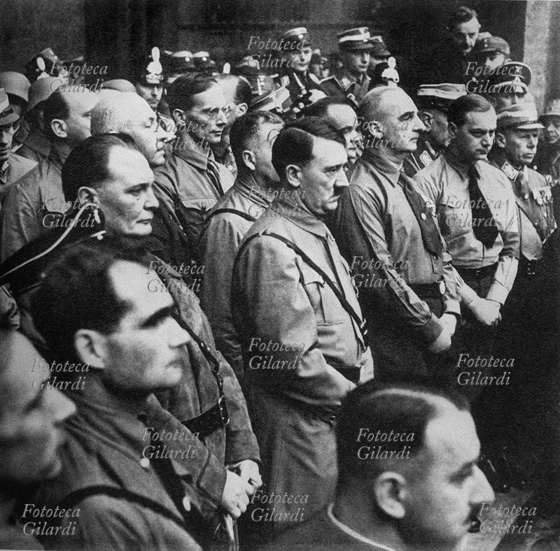 GERMANIA Putsch di Monaco, (8-9 novembre 1923) insurrezione tentata nella capitale della Baviera da nazionalsocialisti e aderenti alla destra militarista, guidati da Hitler e Ludendorff. In prima fila: Hess, Goering, Hitler, Kriebel, Rosenberg, Huhnlein. Stroncato dalla polizia, si concluse con lievi condanne, tra cui cinque anni di carcere a Hitler (poi quasi tutti condonati). Monaco di Baviera 9 novembre 1923