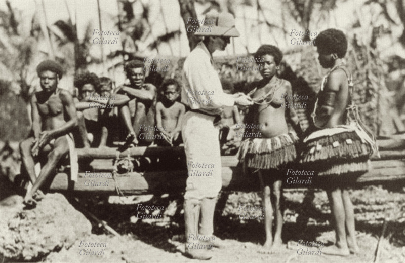 Bronislaw Kaspar MALINOWSKI (7 aprile 1884 – 16 maggio 1942), antropologo e sociologo polacco naturalizzato britannico, interagisce con uomini e donne indigene durante una delle sue ricerche sul campo nell\