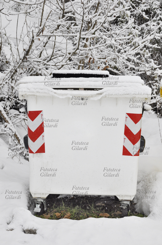 BIANCO SU BIANCO sotto la neve cassonetto bianco per la raccolta differenziata della carta. Fotografia di Patrizia Piccini, Ponzone (AL) febbraio 2010