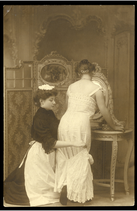 DONNA AIUTATA DALLA CAMERIERA DONNA AIUTATA DALLA CAMERIERA