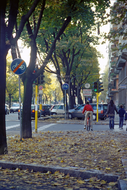 BICICLETTA Segnali stradali, in prossimià  di un incrocio con semaforo, indicano il termine e l\