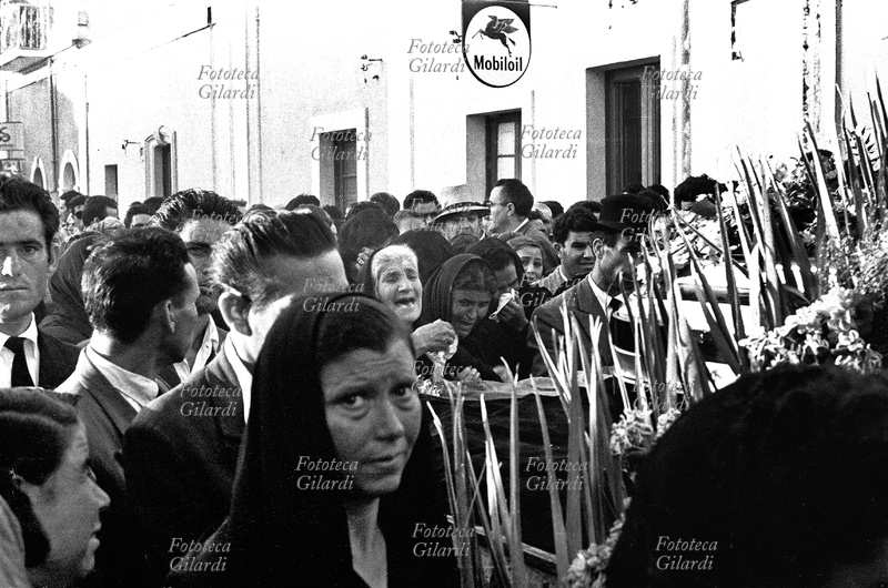 SAN DONACI Donne in pianto al corteo funebre delle vittime dell\
